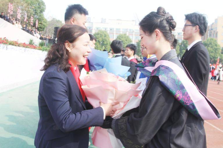 天门中学举行2025届学生成人仪式暨高考誓师大会.docx