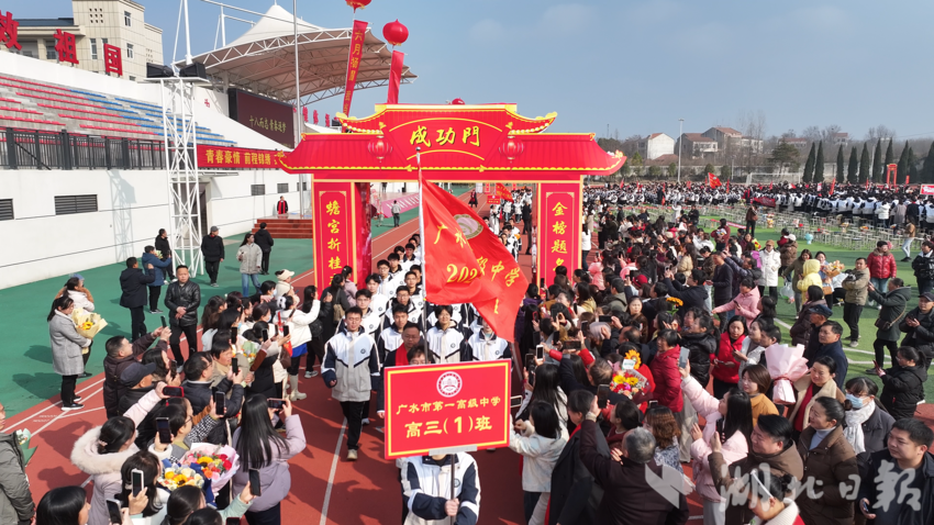 高三学生们正怀揣昂扬斗志此次走过“成功们”。（通讯员杨甜甜摄）