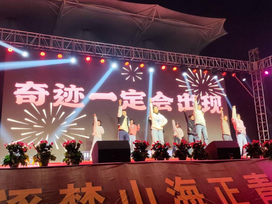 欢声笑语满校园 多彩活动庆新年 - 湖北日报新闻客户端