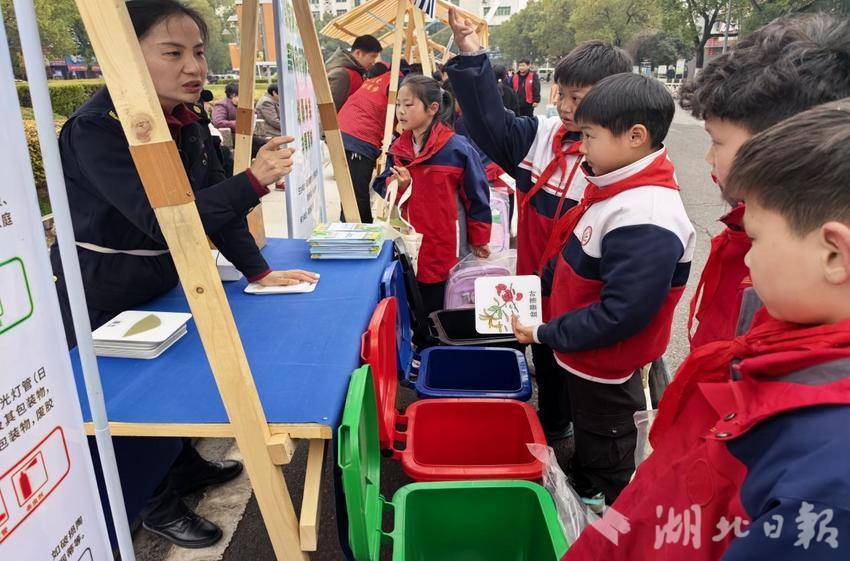 陈贵镇：文明集市暖童心 雷锋精神助成长.docx