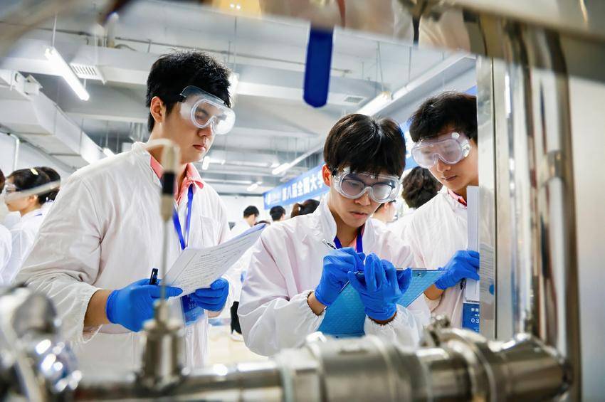 大学生们在比赛中。