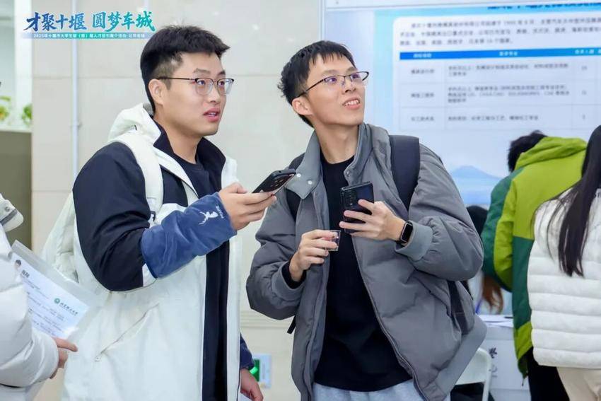 招聘会现场，十堰市23家企事业单位设置专区，涵盖新能源、汽车及零部件、高校教师、高中教师等企事业单位岗位540余个