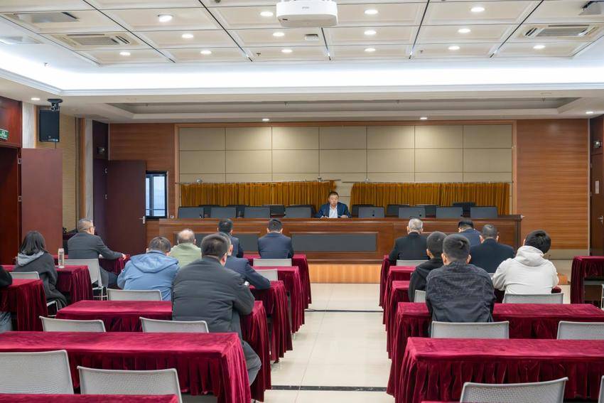 【一线传声】中交二航局四公司纪委组织召开总部中层管理人员集体廉洁谈话.docx