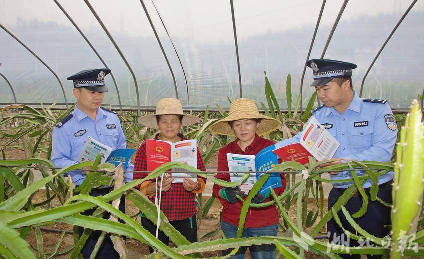 民警向农户发放反诈宣传册