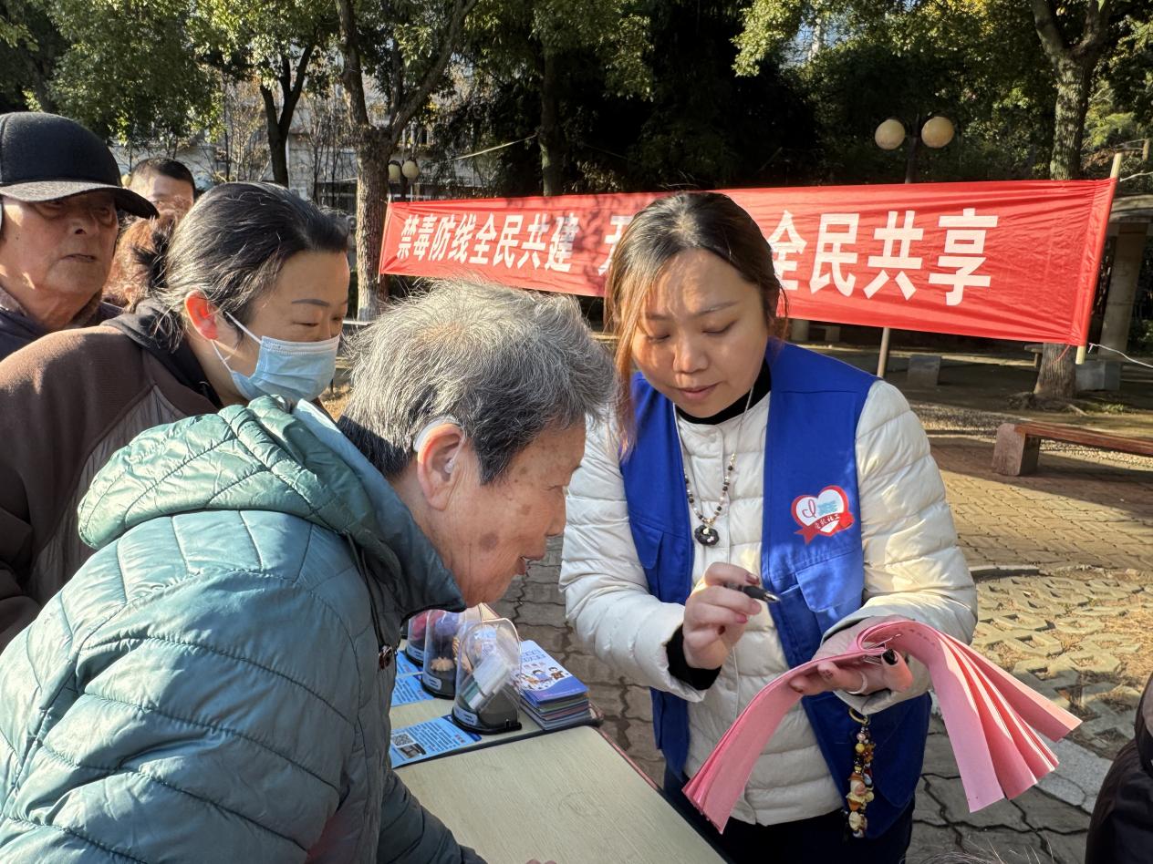 11.26“仿真毒品”进社区，红卫路这波禁毒宣传太硬核.docx