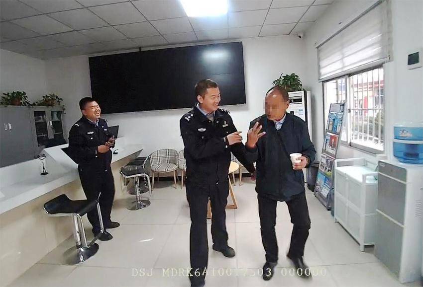 谢大伯求助民警