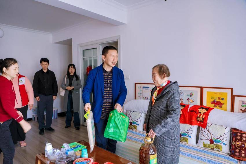 定稿（新闻稿）东湖高新区“我们的节日·重阳”文明实践活动走进关东街道南湖锦城社区.docx