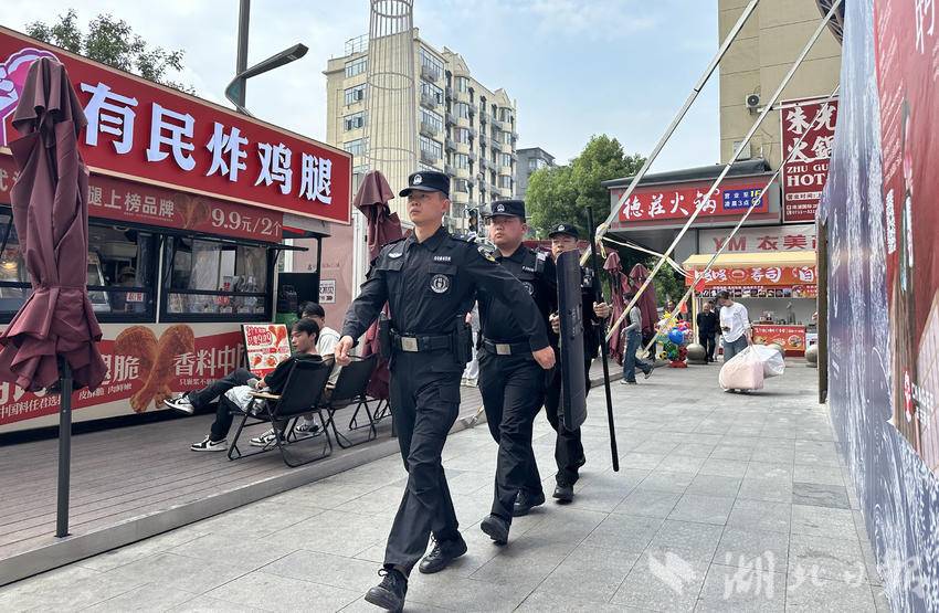 民警在南浦路巡逻