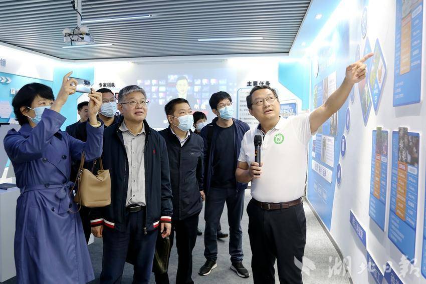 “院士专家地方行”活动专家在恩施德源博士后科研工作站调研交流