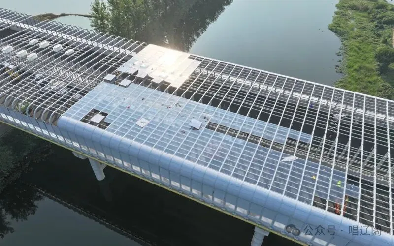 2025年12月1日，武汉双柳长江大桥正在安装声屏障，全长400米的银色“静音罩”守护鸟类生态家园。杨鑫摄