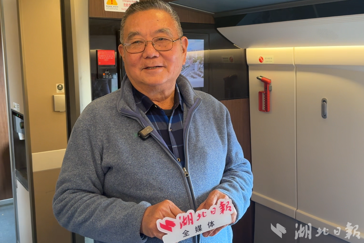 乘客谢锡璋接受湖北日报全媒记者采访。（湖北日报全媒记者 刘宇 摄）