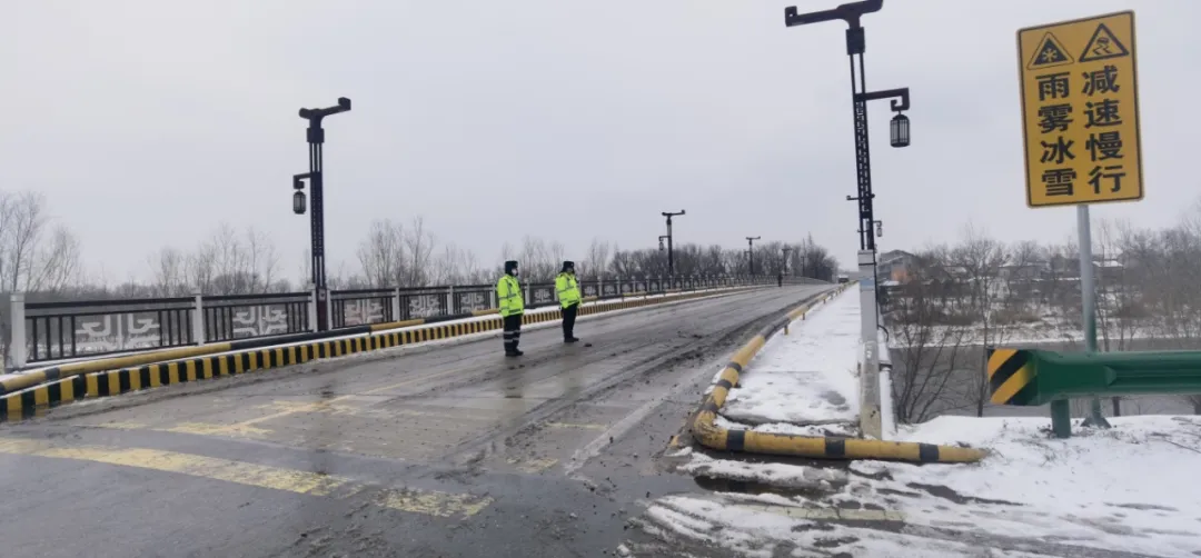  以雪为令勇逆行 云梦交警全力守护道路平安畅通