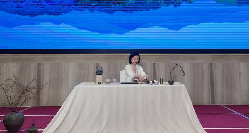 武当山茶艺师大赛一等奖获得者韩艳飞：把武当山的好茶泡成“可带走的风景”(1).docx