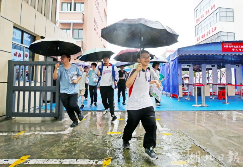 黄石2025年中考顺利收官，考场外沸腾了…… - 湖北日报新闻客户端
