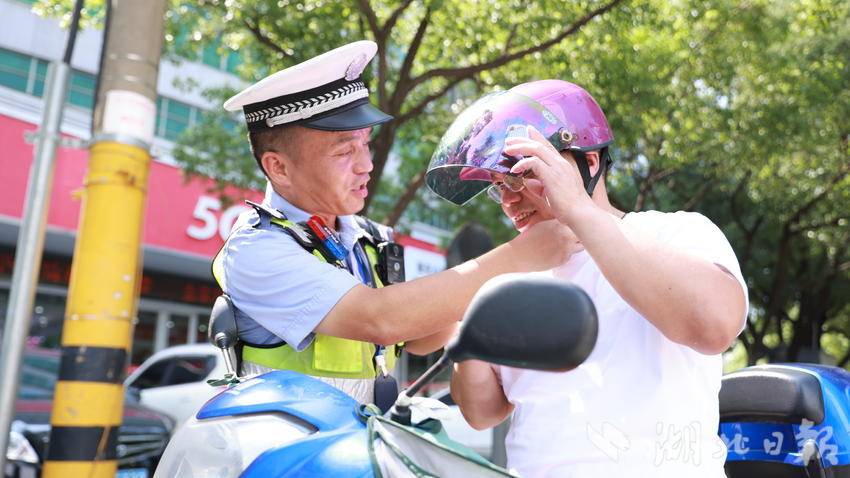 （李超劝导行人佩戴头盔）