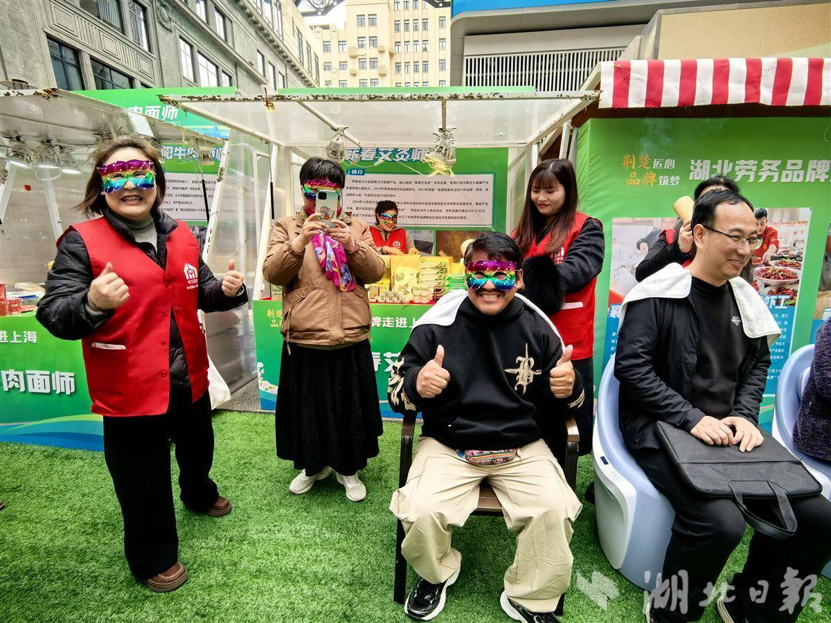 外国友人现场体验蕲春艾灸师服务。