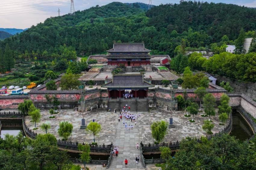 百名海外校友子女于武当山感受中华文化魅力.docx