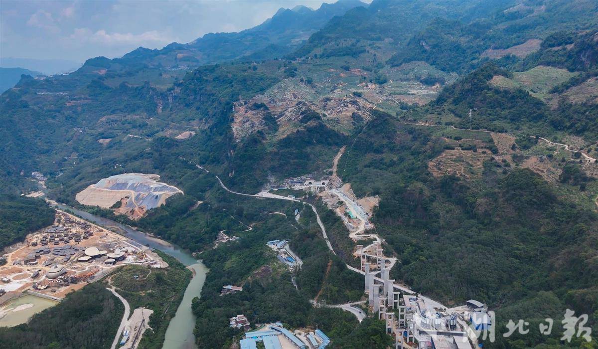天麻高速公路全貌。通讯员王靓摄