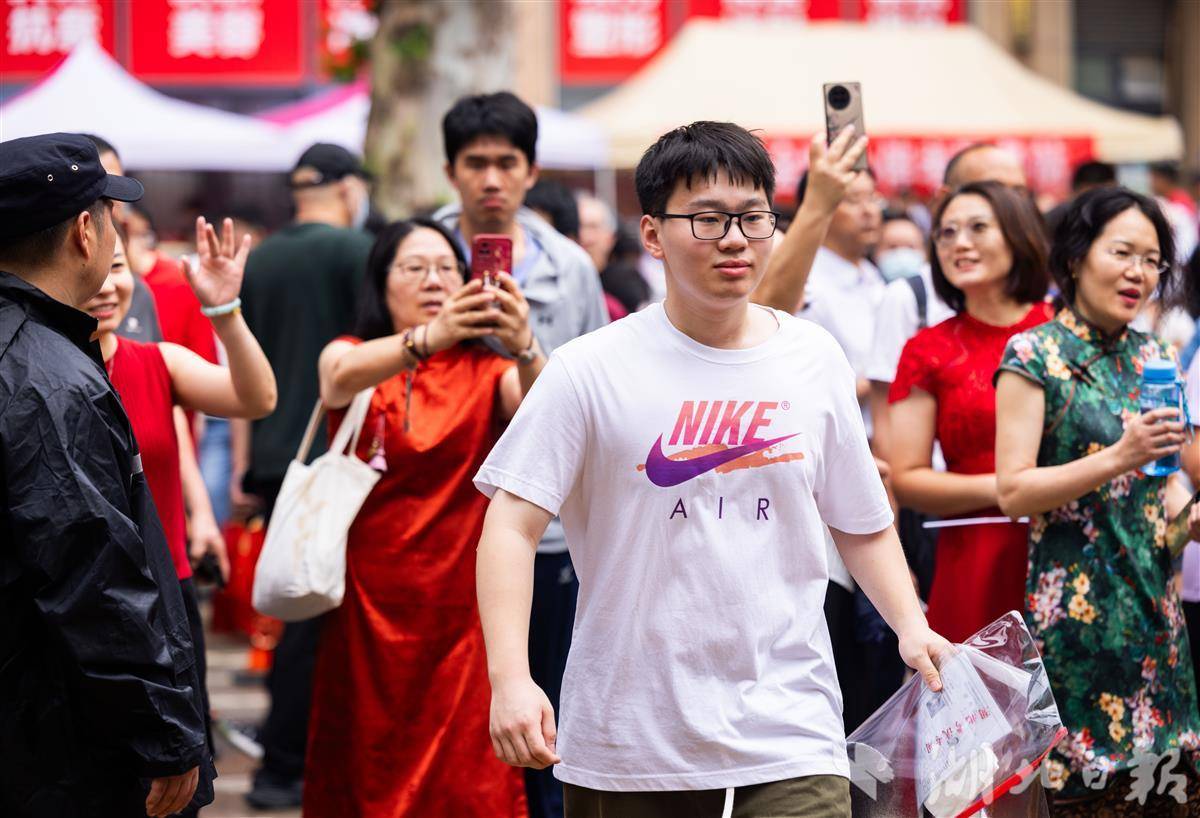 6月7日，湖北大学附属中学考点，考生有序进入考场。