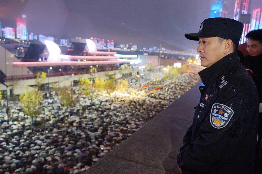 20260101 雨夜守跨年 藏蓝护祥和.docx