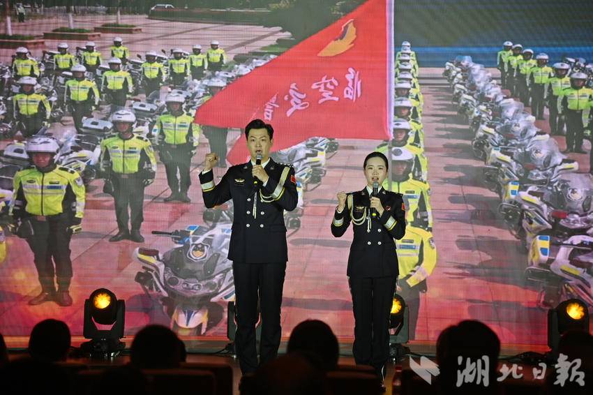 演讲《践行“花湖精神”，我们逐光而行》