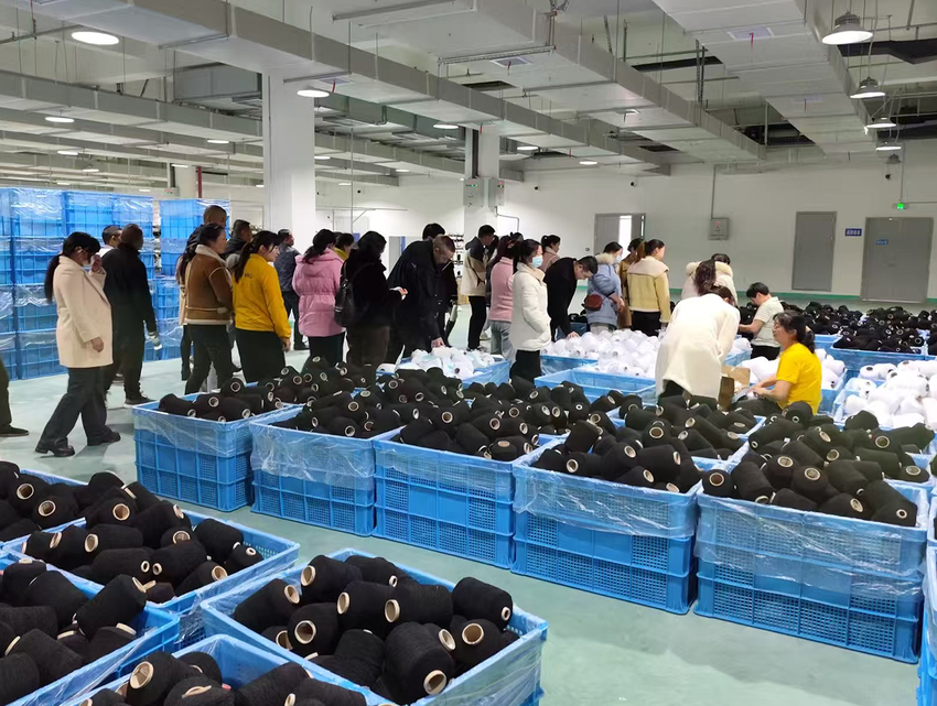 房县工业园区：精准服务助发展  送工入企促就业.doc