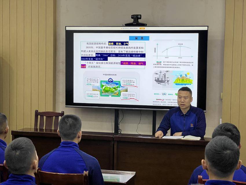 宜昌消防开展新能源汽车灭火救援技术处置专题学习.doc