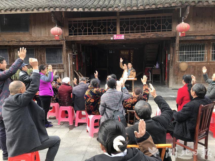 二官寨村召开群众会。
