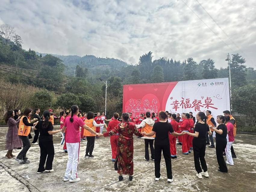 【1031】泰康举办“幸福餐桌”公益活动.docx