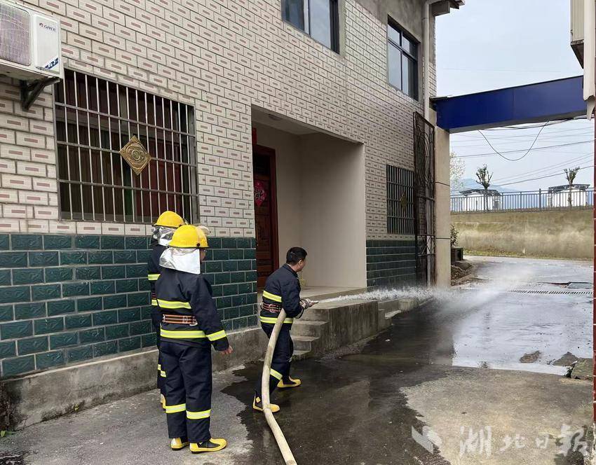 郧阳区安阳镇：实战练兵，防患未“燃”！新入职消防队员集中“充电”提技能.doc