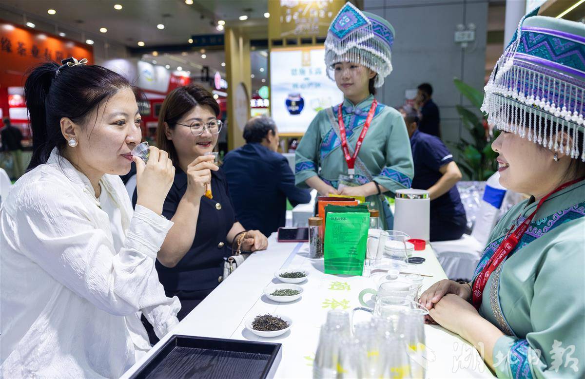 T00T0322.jpg
5月9日，市民游客在茶博会上品茶。