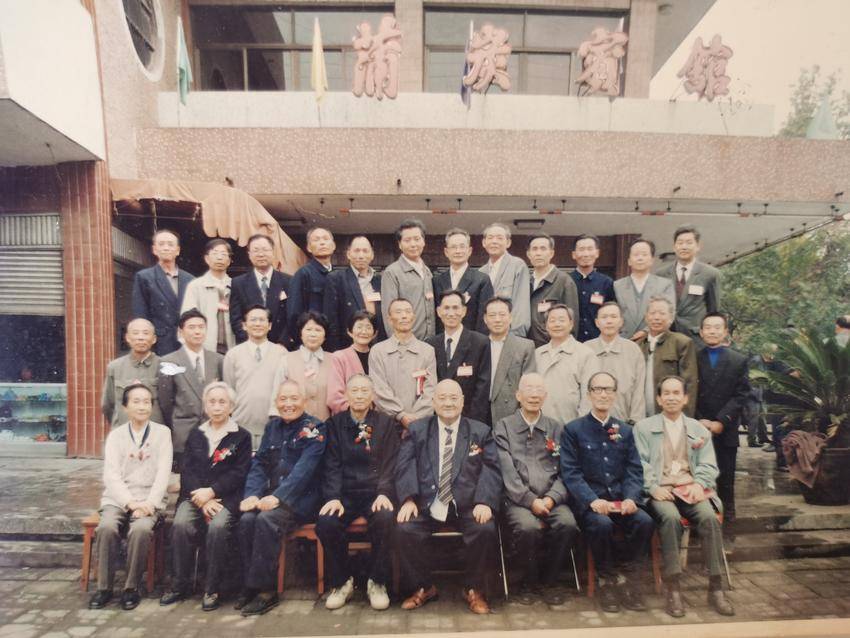 贺铿：桑梓情深，赤子丹心.doc