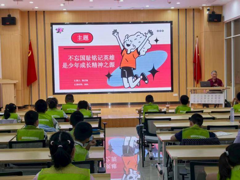 20250812万松街道青年社区“爱心托管班”：老同志主讲《不忘国耻铭记英雄》厚植家国情怀.docx