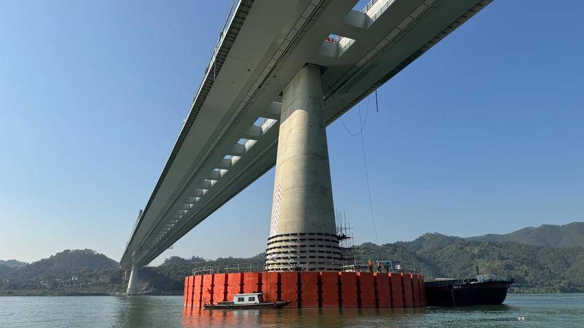 【交通强国】中交二航局苍容浔江大桥桥墩防撞设施完成安装.docx