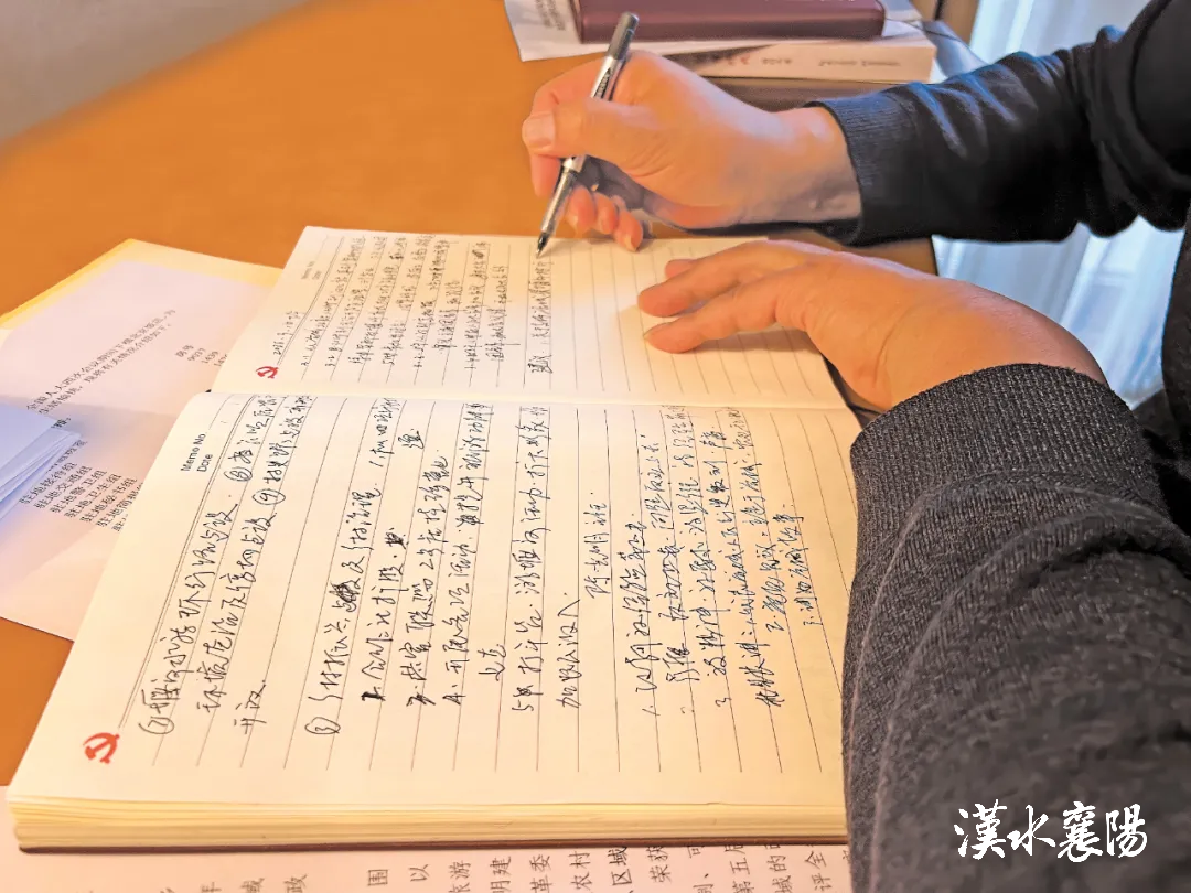 ▲闵洪艳代表的笔记本密密麻麻写满了字,这个不起眼的本子承载着一个昔日穷山村的振兴历程。(图源:科技日报)