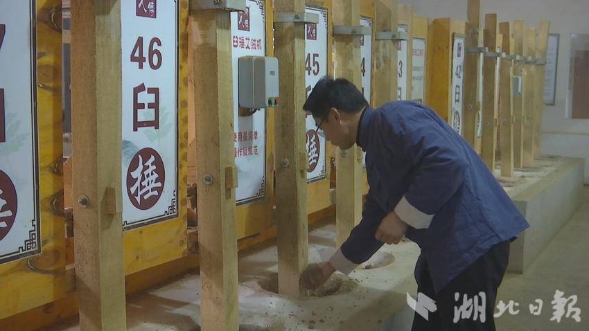 陈志祥查看艾绒加工状态