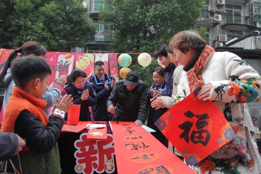 钢花村街道多社区年味浓，邻里欢聚贺新春.docx
