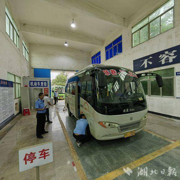 上门服务便民利企，交警为32台农村营运车办理过户查验手续