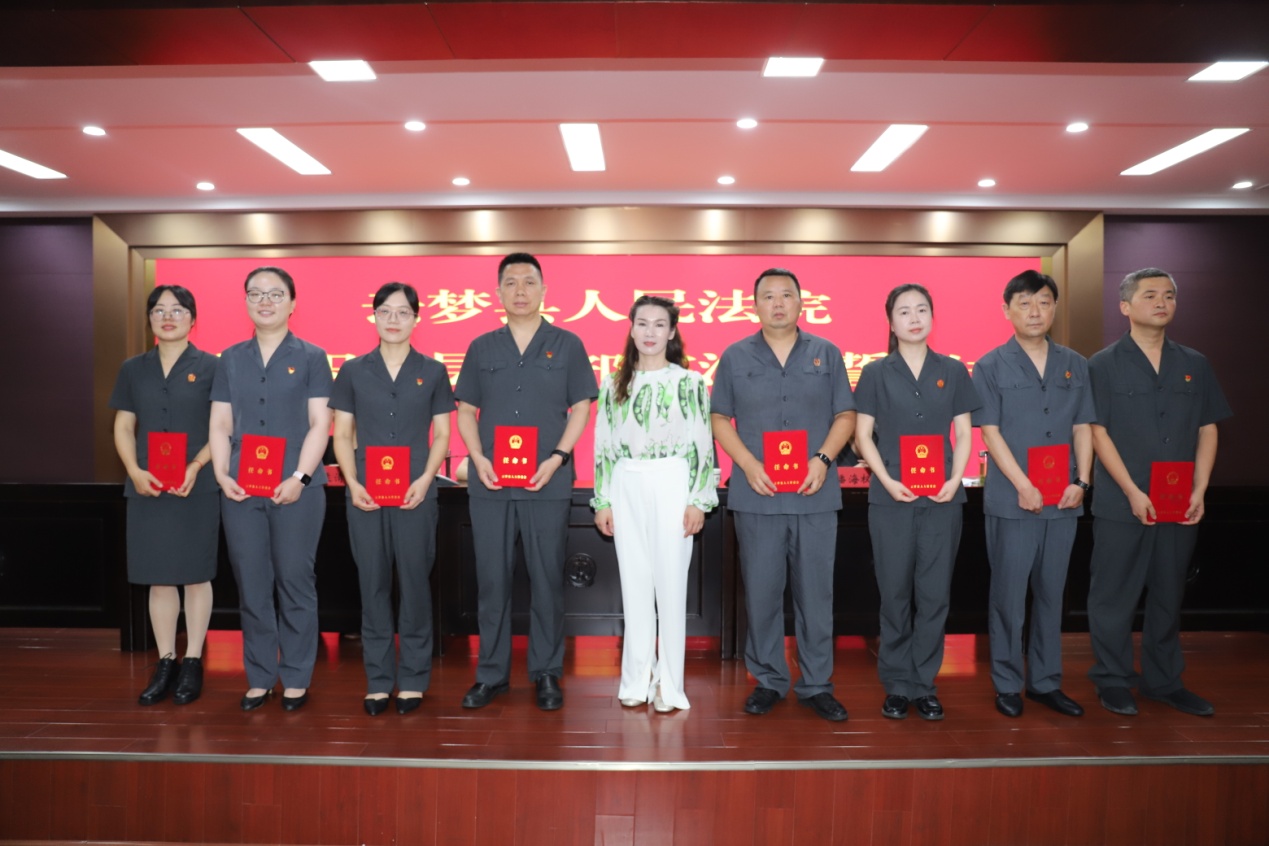 县人大代工委主任陈虹芝向县人大任命的干部颁发任命书。