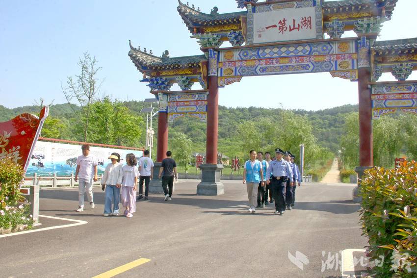 民警在景区巡逻