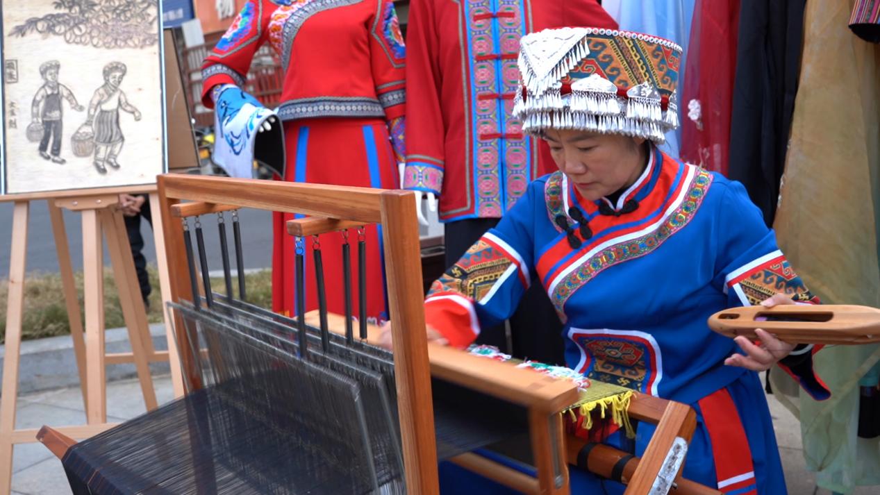 【图文】宜昌长阳：“巴风土韵”耀资丘 非遗传承展活力.docx