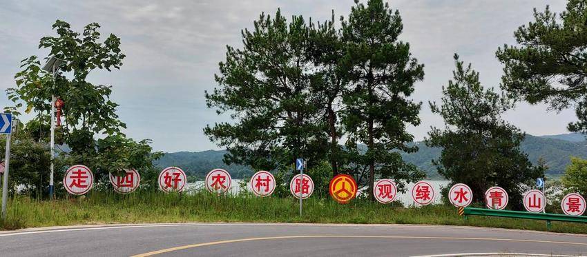 发展旅游助振兴.docx