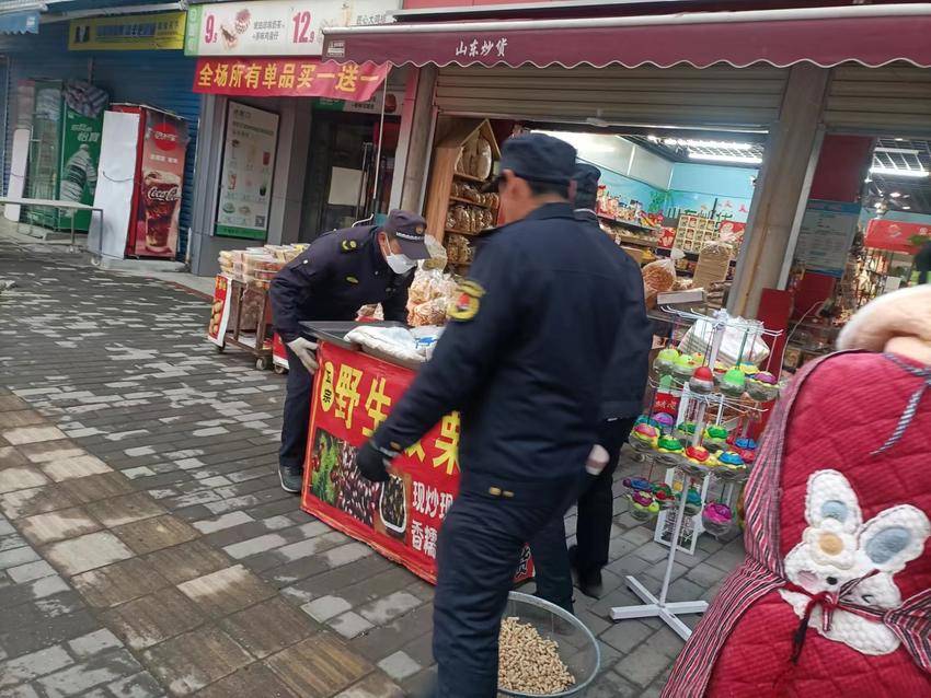 干干净净迎“元旦”+肖港城管中队积极开展节前综合整治11.doc