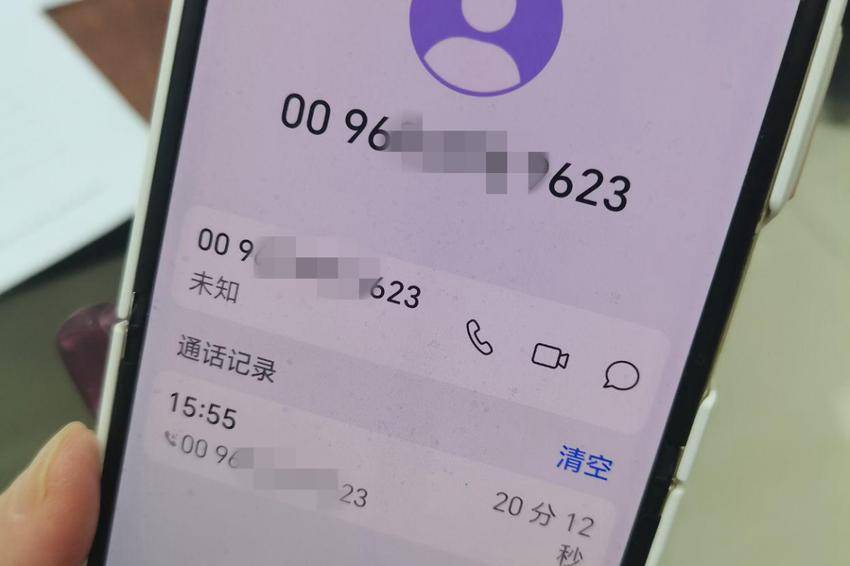 20241105“我在家摔了，速回电回家。”民警急中生智惊险拦截劝阻保住10万元血汗钱.docx