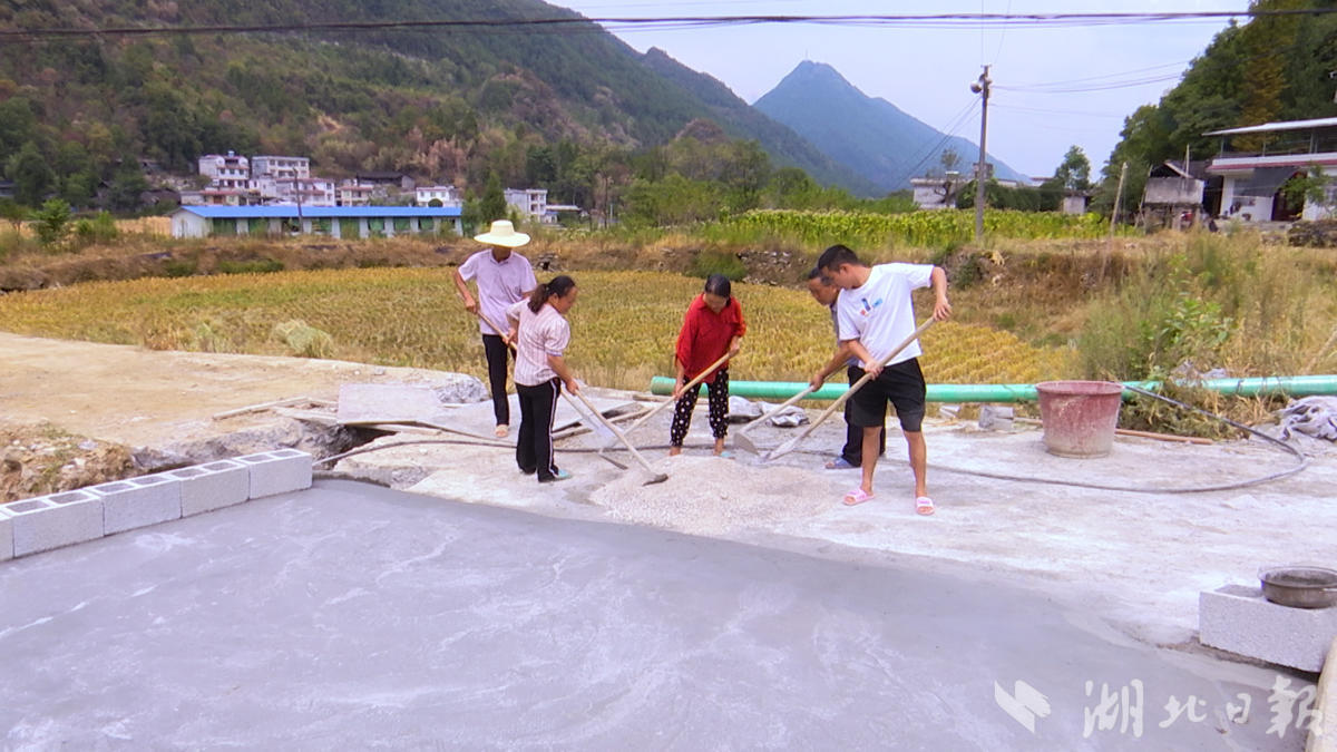 村民一起蓄修水池