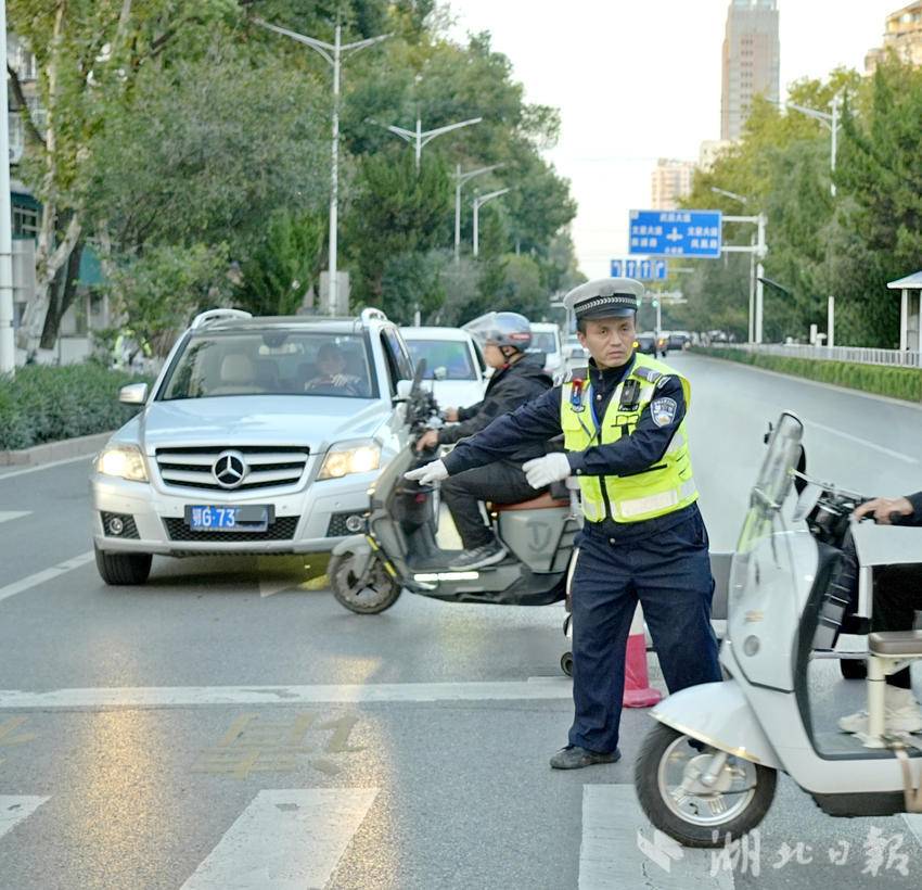 （李超在维护交通秩序）
