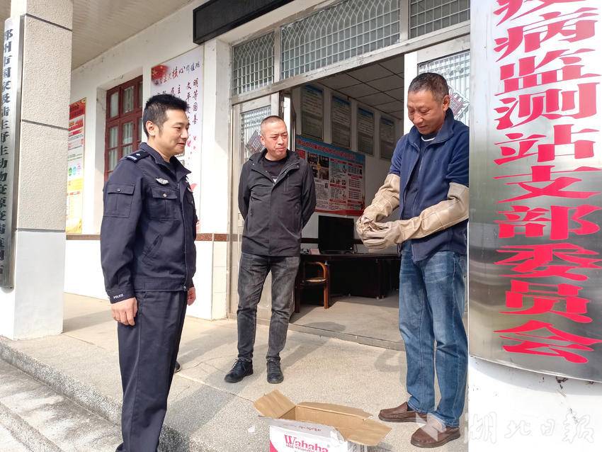 民警救助受伤猫头鹰
