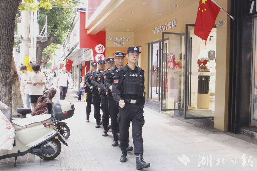 （特警在南浦路巡逻）