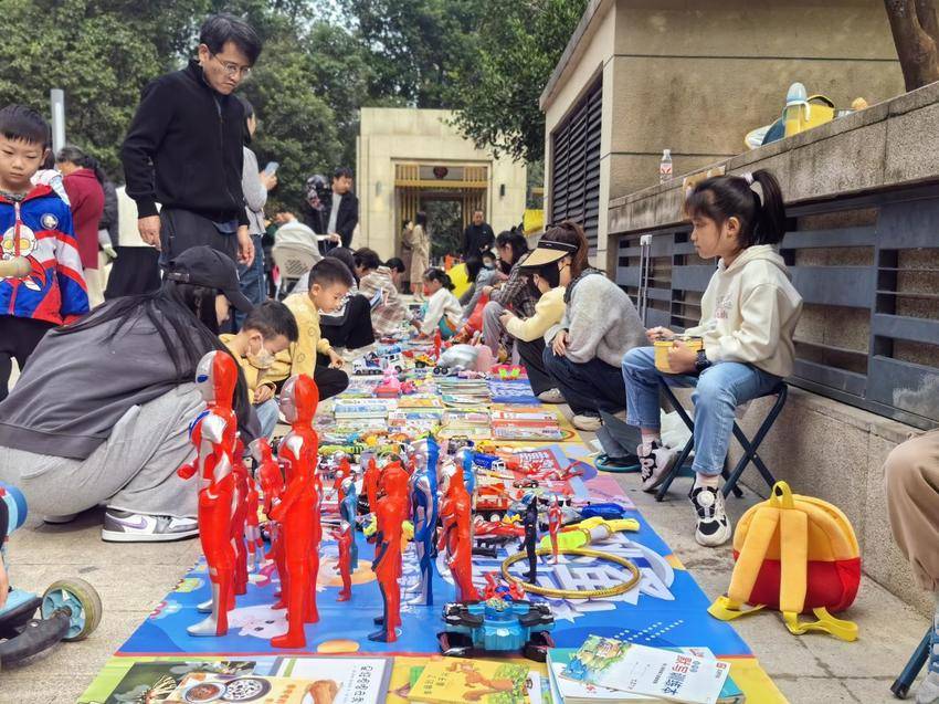 【202511.1盛世社区】童心“换”乐趣，邻里“聚”温情.docx