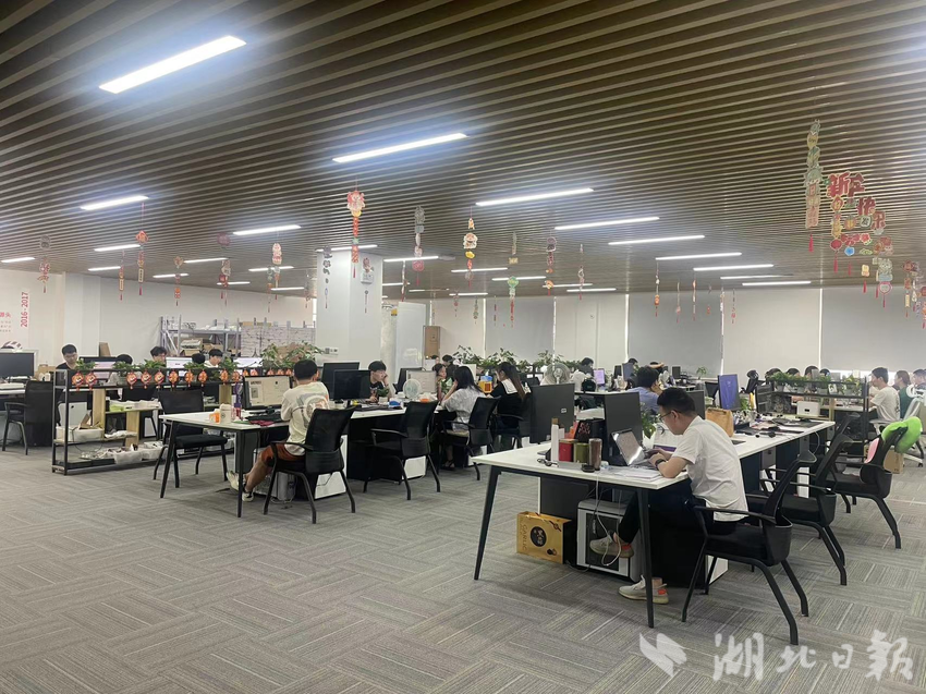 离岸科创园吸引大批年轻人。